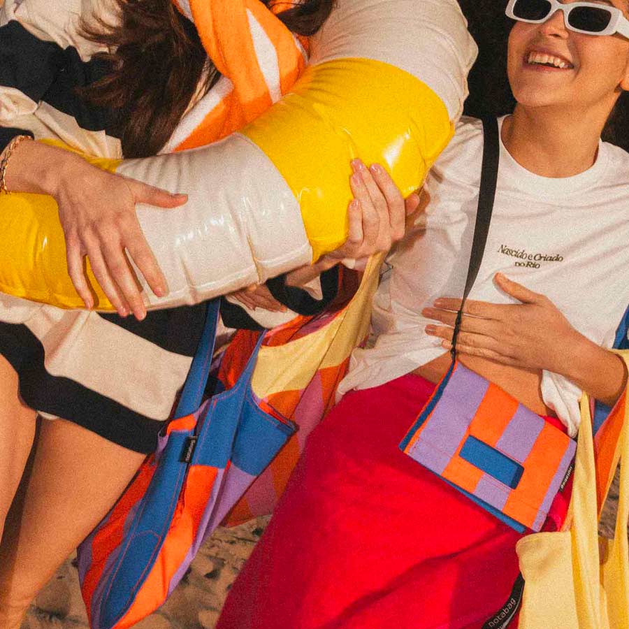 Notabag-accessoires-pochette-bandouliere-royal-blue-raye-ambiance-plage-Atelier-Kumo