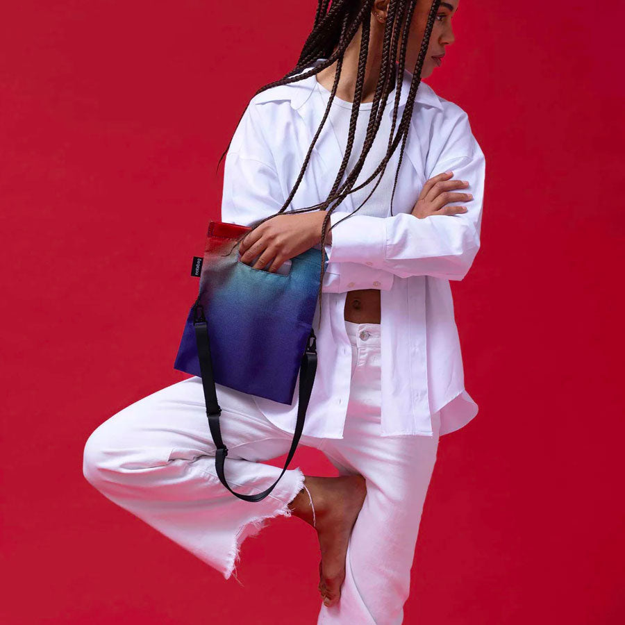 Notabag-detail-porte-pochette-bandouliere-recycle-Atelier-Kumo