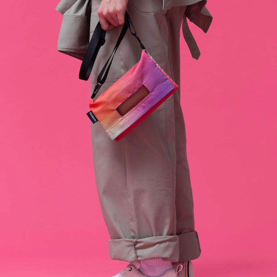 Notabag-lifestyle-detail-pochette-bandouliere-recycle-Atelier-Kumo