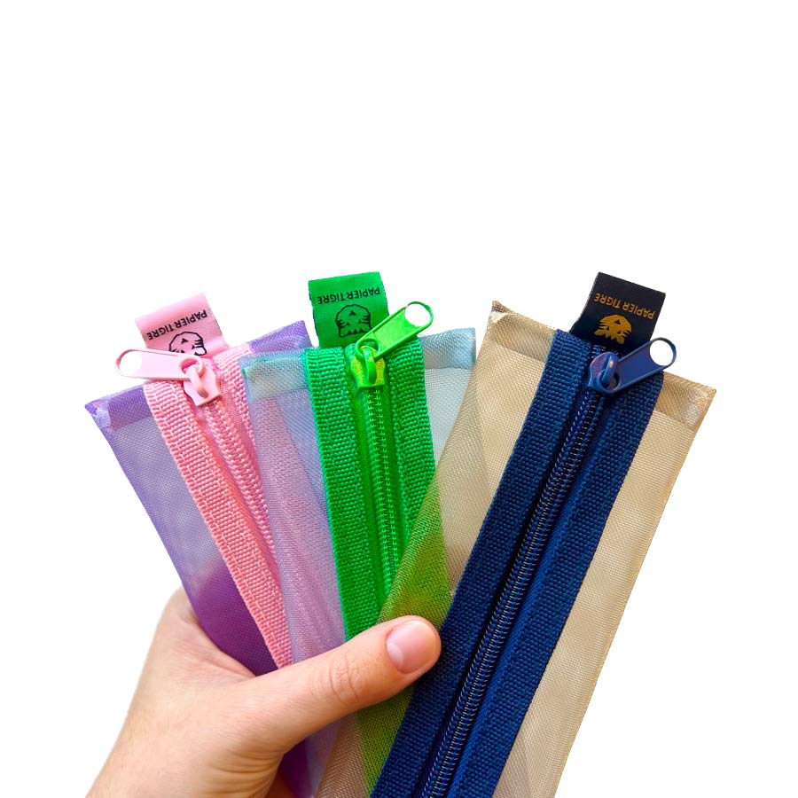 Papier-Tigre-trousse-kito-avec-elastique-3-coloris-dans-la-main-pop-Atelier-Kumo