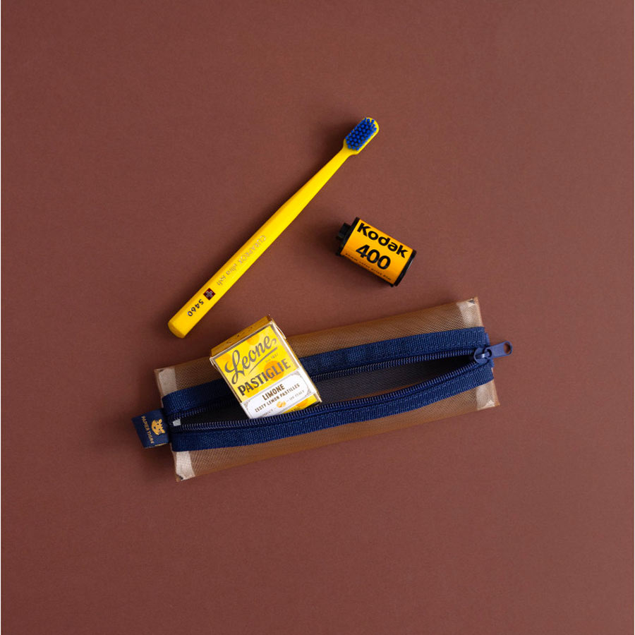 Papier-Tigre-trousse-kito-avec-elastique-bleu-camel-ambiance-ouvert-Atelier-Kumo