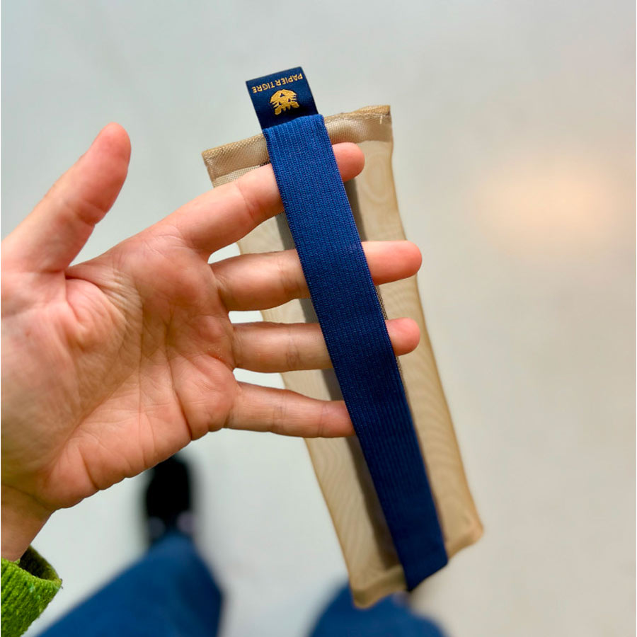 Papier-Tigre-trousse-kito-avec-elastique-bleu-camel-dans-la-main-Atelier-Kumo