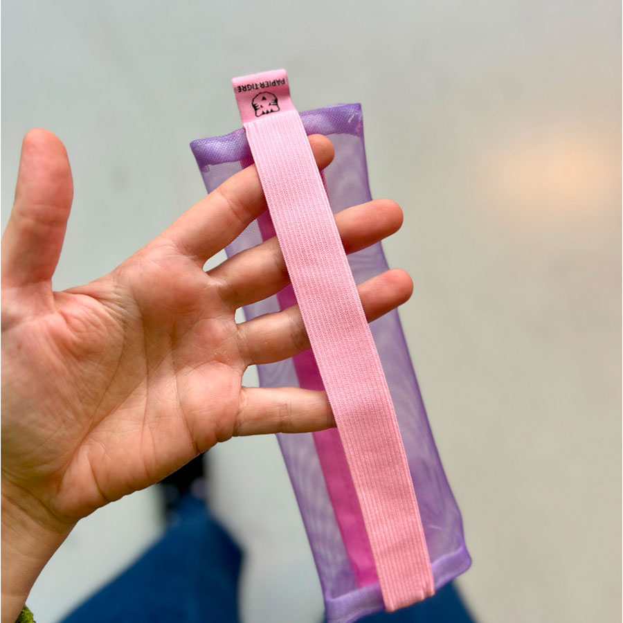 Papier-Tigre-trousse-kito-avec-elastique-rose-lila-dans-la-main-Atelier-Kumo