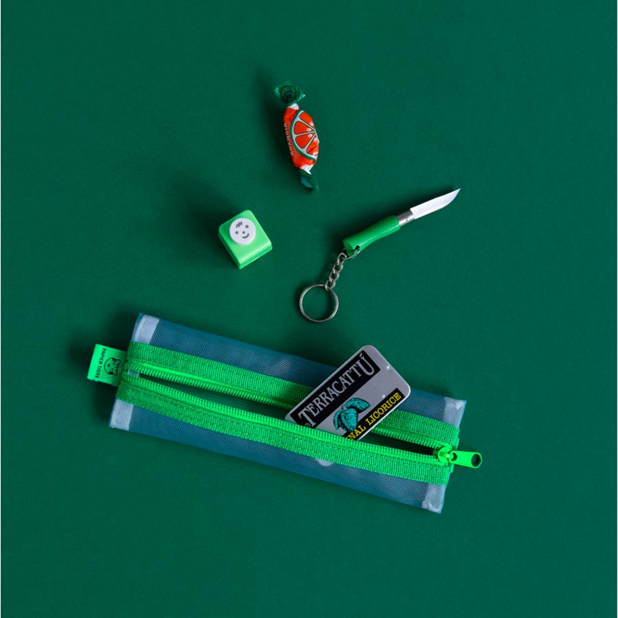 Papier-Tigre-trousse-kito-avec-elastique-vert-bleu-ciel-ambiance-ouvert-Atelier-Kumo