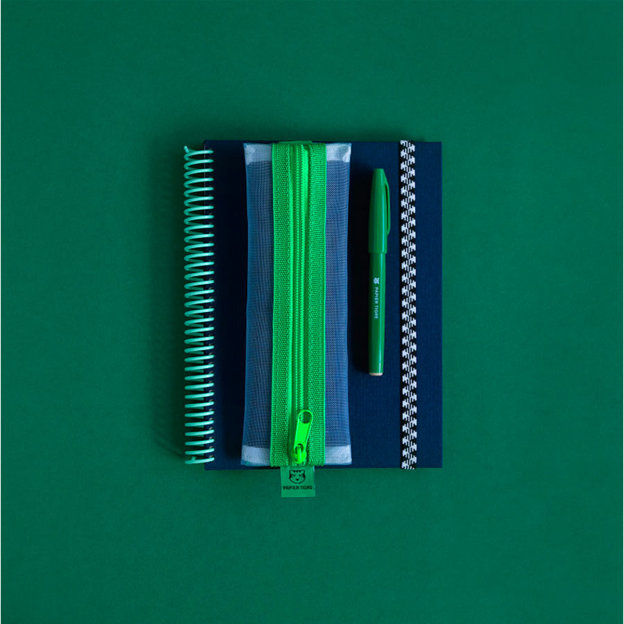 Papier-Tigre-trousse-kito-avec-elastique-vert-bleu-ciel-ambiance-sur-carnet-Atelier-Kumo