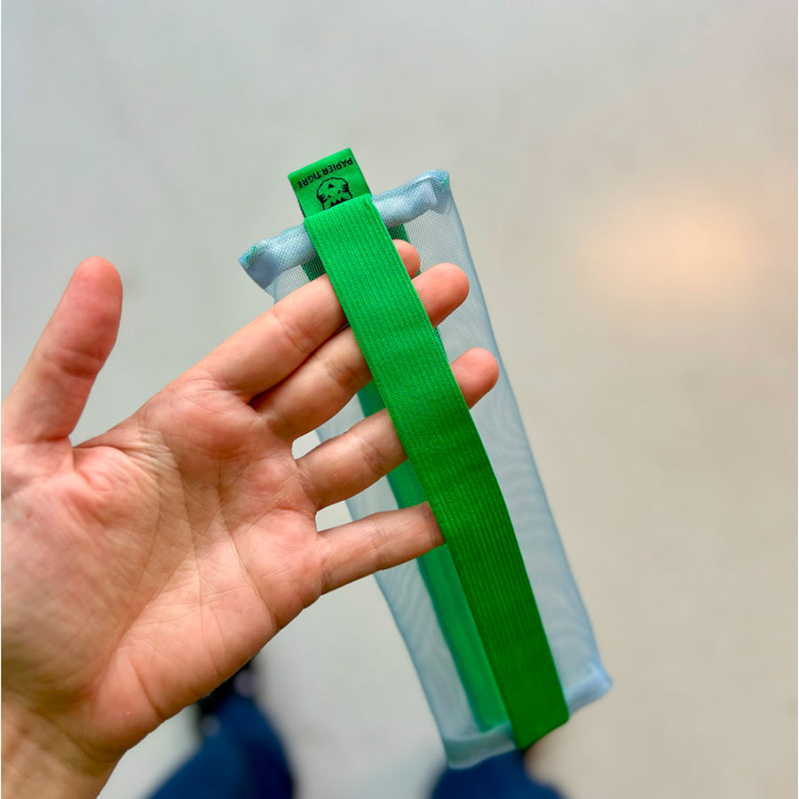 Papier-Tigre-trousse-kito-avec-elastique-vert-bleu-ciel-dans-la-main-Atelier-Kumo