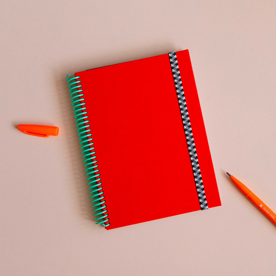 Papier-tigre-carnet-a5-toile-uni-corail-ambiance-Atelier-Kumo