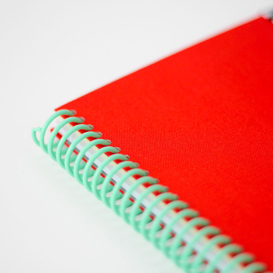 Papier-tigre-carnet-a5-toile-uni-corail-details-spirale-Atelier-Kumo