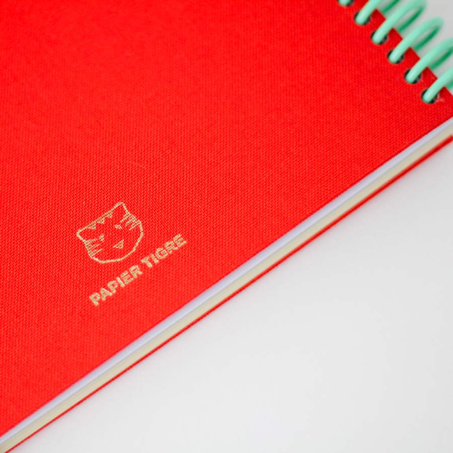 Papier-tigre-carnet-a5-toile-uni-corail-zoom-logo-Atelier-Kumo