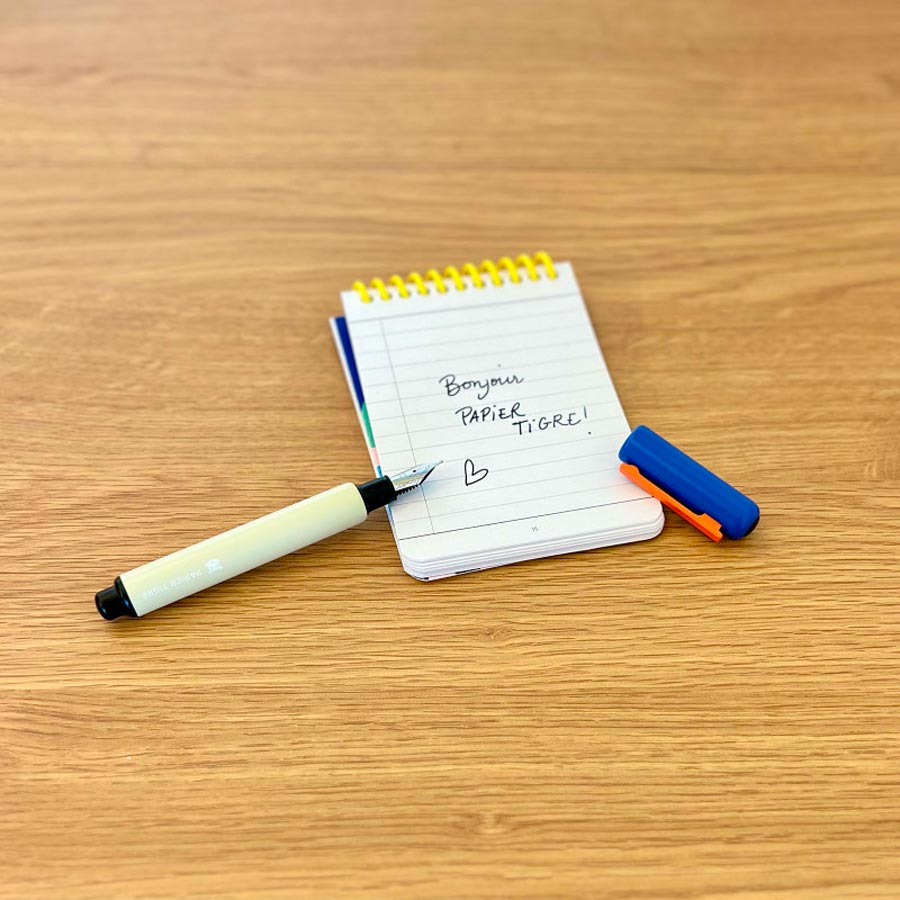 Papier-tigre-stylo-plume-bleu-sable-ambiance-carnet-Atelier-Kumo