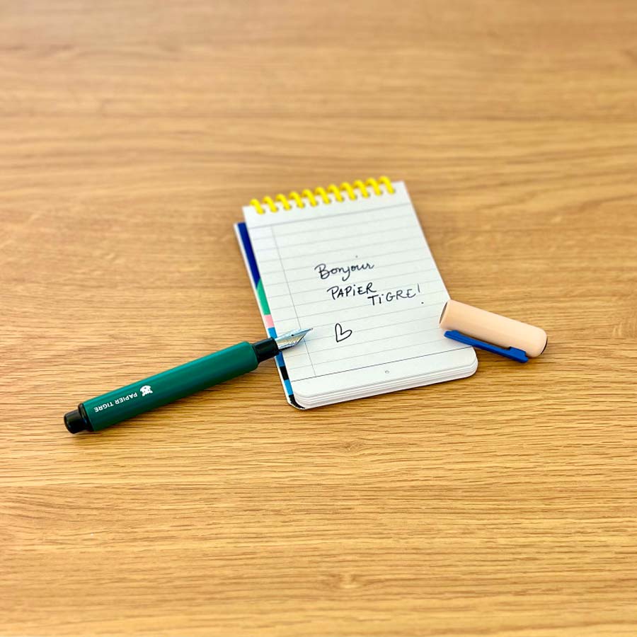 Papier-tigre-stylo-plume-vert-rose-ouvert-carnet-Atelier-Kumo