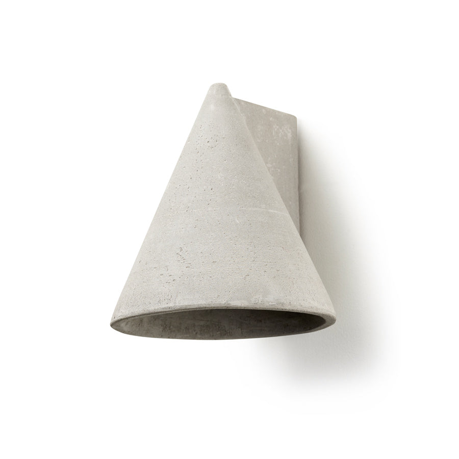 Serax-applique-murale-beton-cone-gris-numero-1-luminaire-Atelier-Kumo