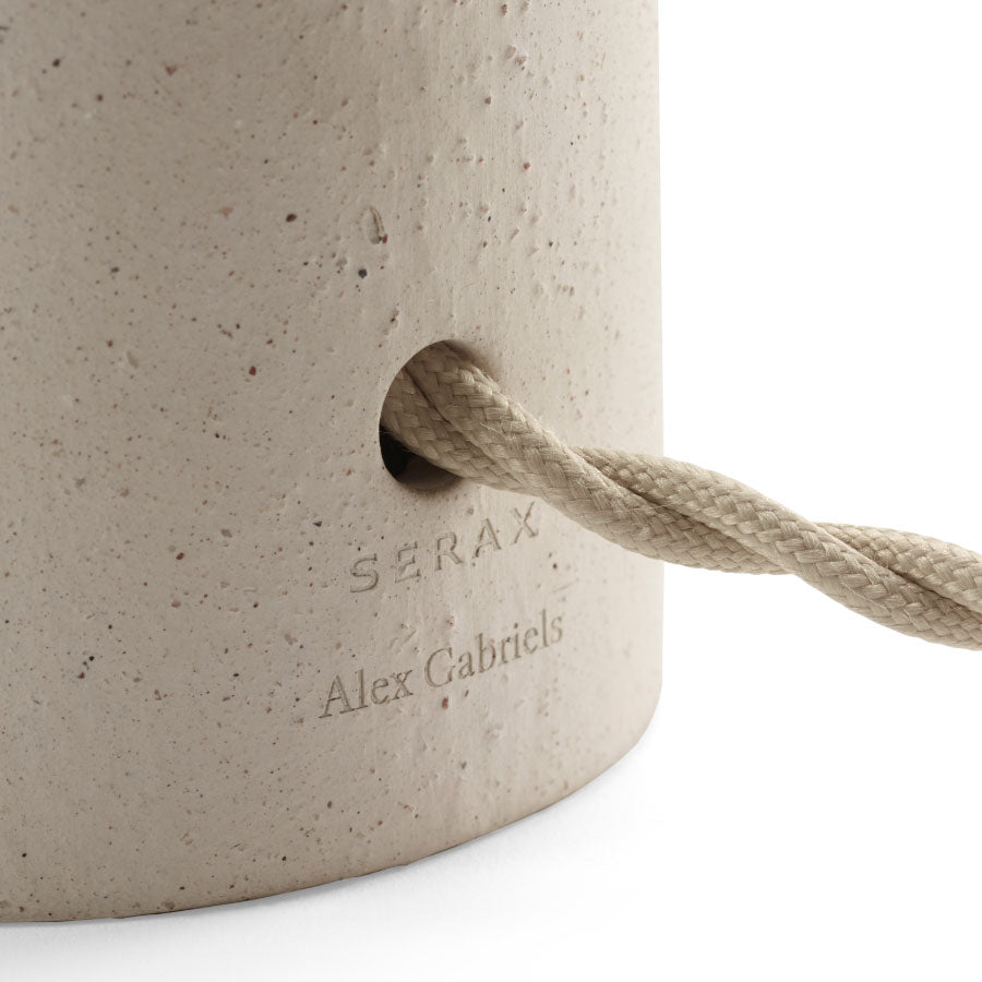 Serax-detail-lampe-de-table-beige-maia-Atelier-Kumo