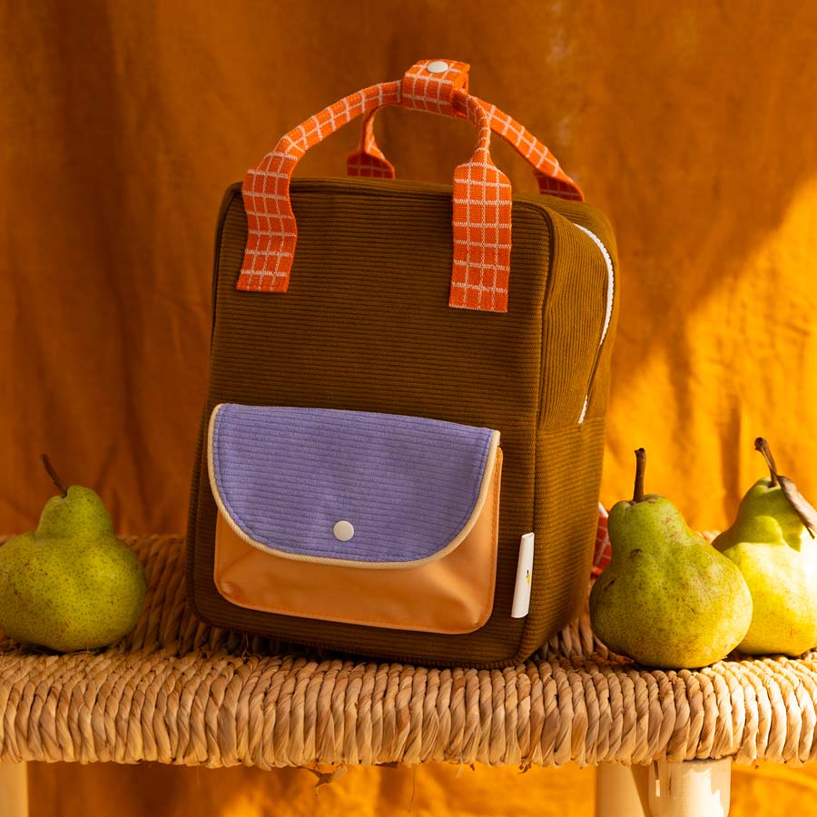 Sticky-Lemon-sac-a-dos-petit-farmhouse-vert-poignet-carreaux-orange-pochette-violet-jaune-ambiance-devant-Atelier-Kumo