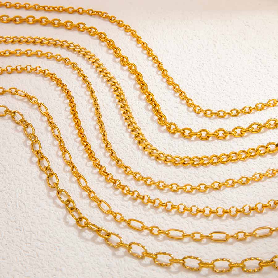 YW-detail-Collier-maille-doree-avec-fermoir-anneau-detail-chaine-Atelier-Kumo