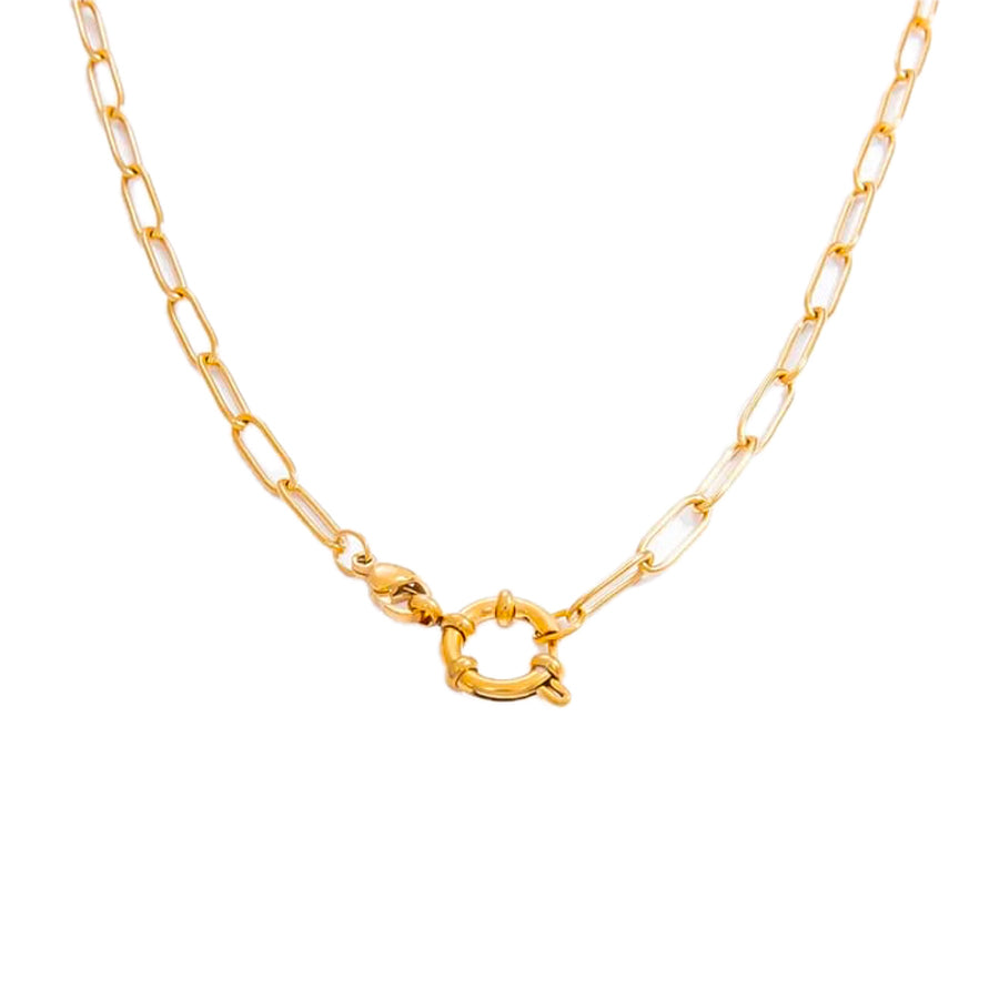 YW-detail-bijoux-ambiance-Collier-lifestyle-maille-doree-avec-fermoir-anneau-Atelier-Kumo