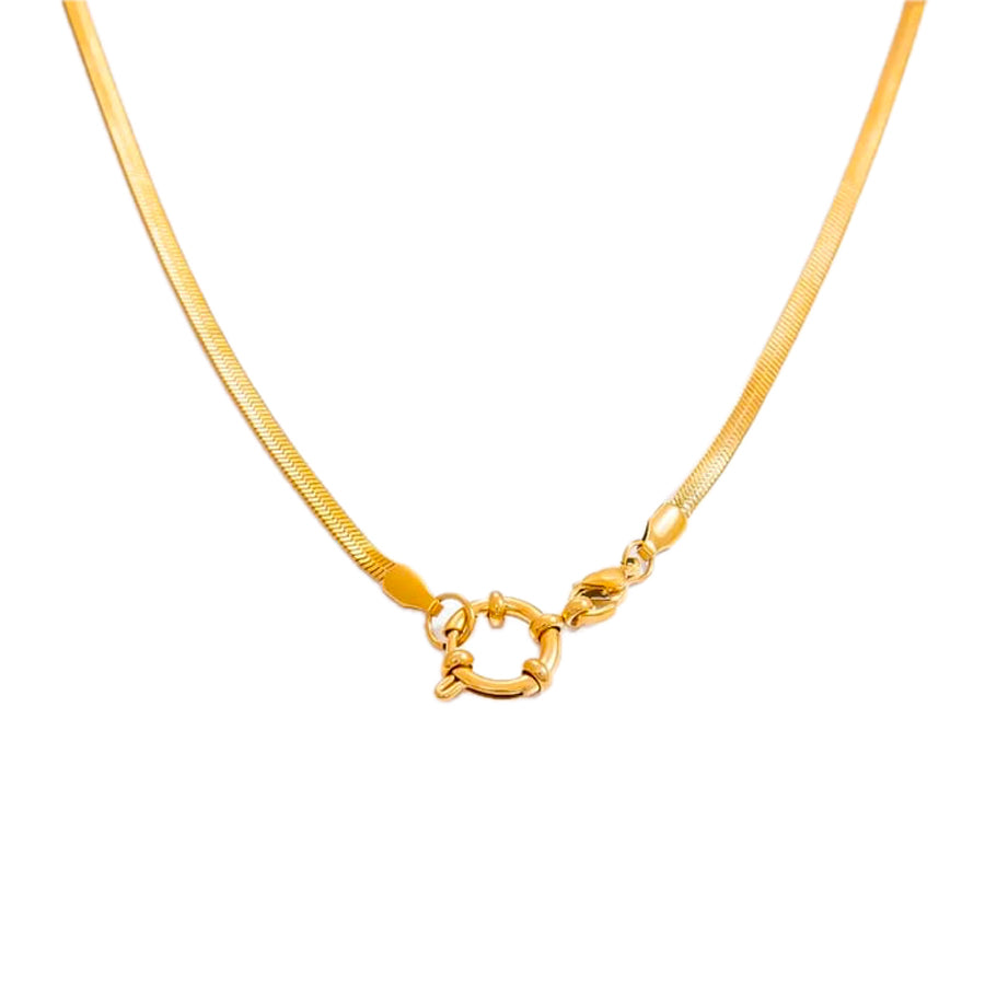 YW-detail-bijoux-ambiance-Collier-maille-doree-avec-fermoir-anneau-detail-Atelier-Kumo