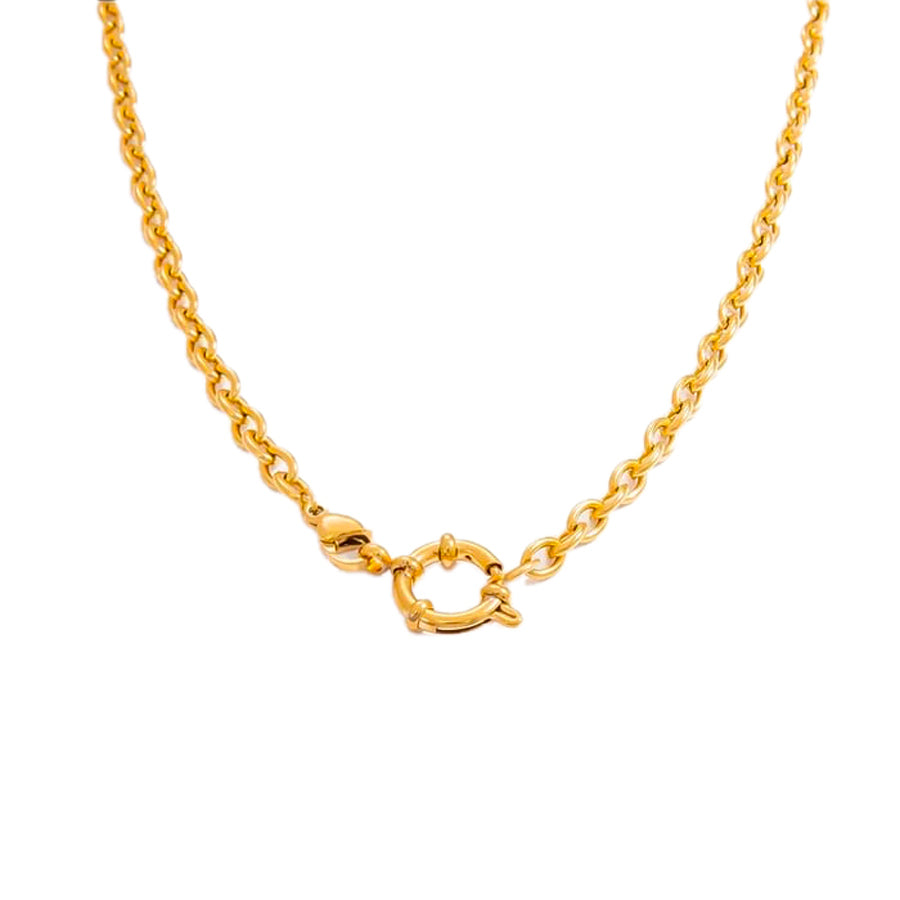 YW-detail-bijoux-lifestyle-ambiance-Collier-maille-doree-avec-fermoir-anneau-detail-Atelier-Kumo