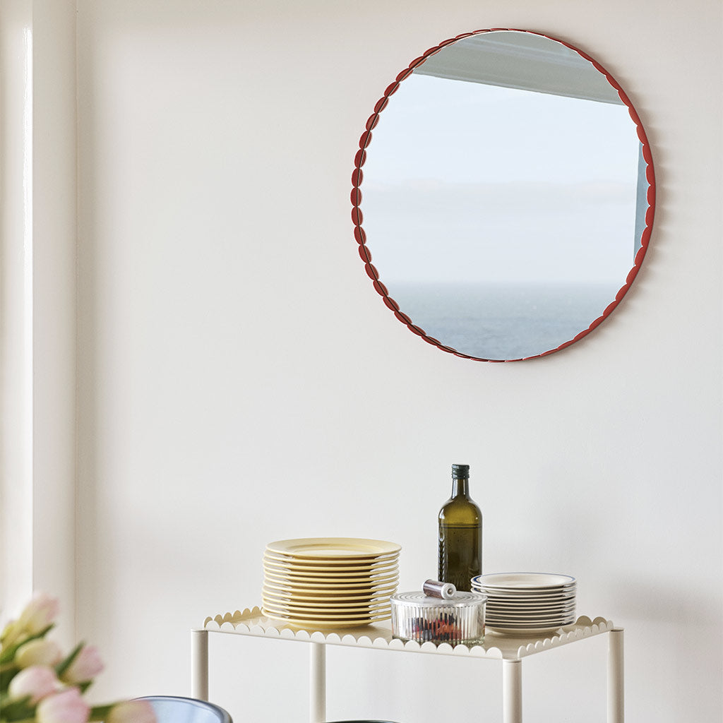 Le miroir rond rouge et la desserte blanche de la collection ARCS