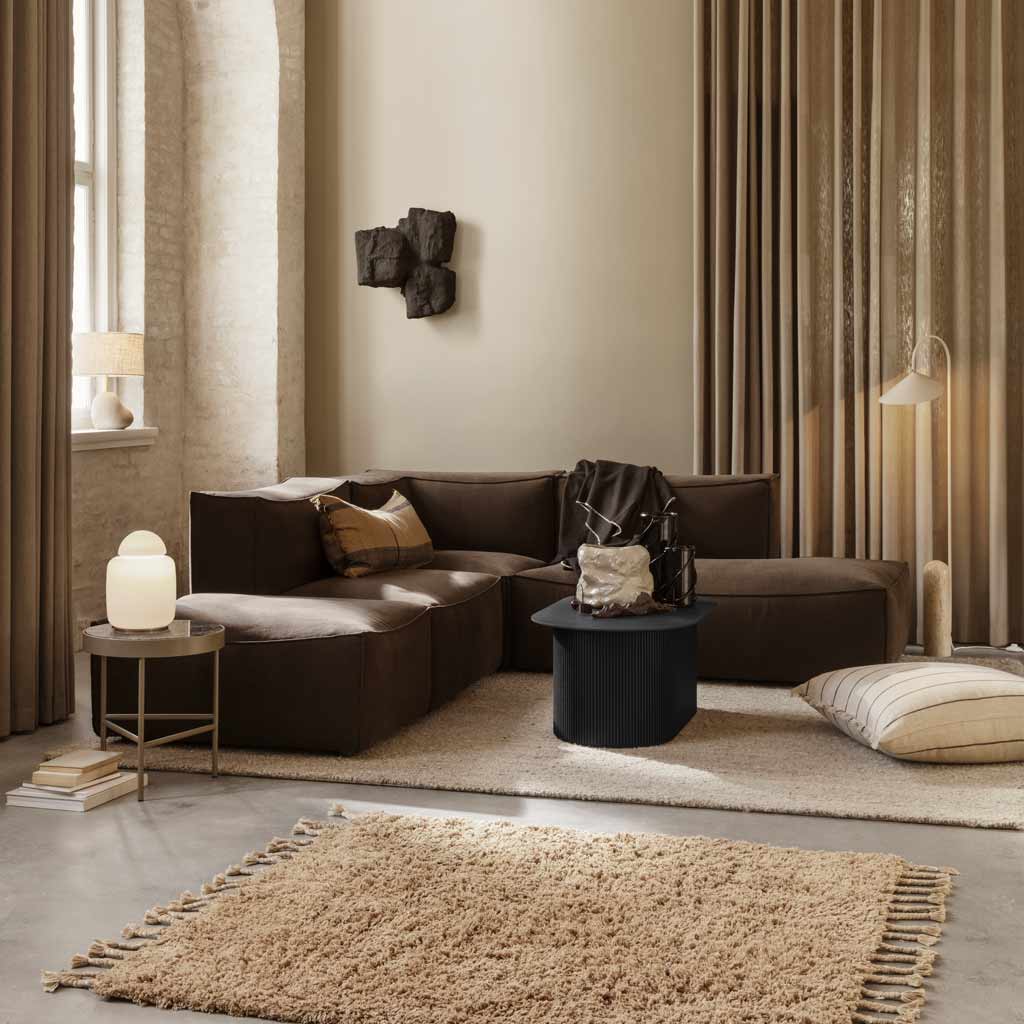 Le canapé CATENA avec différents modules marron de la marque Ferm Living par l'Atelier Kumo