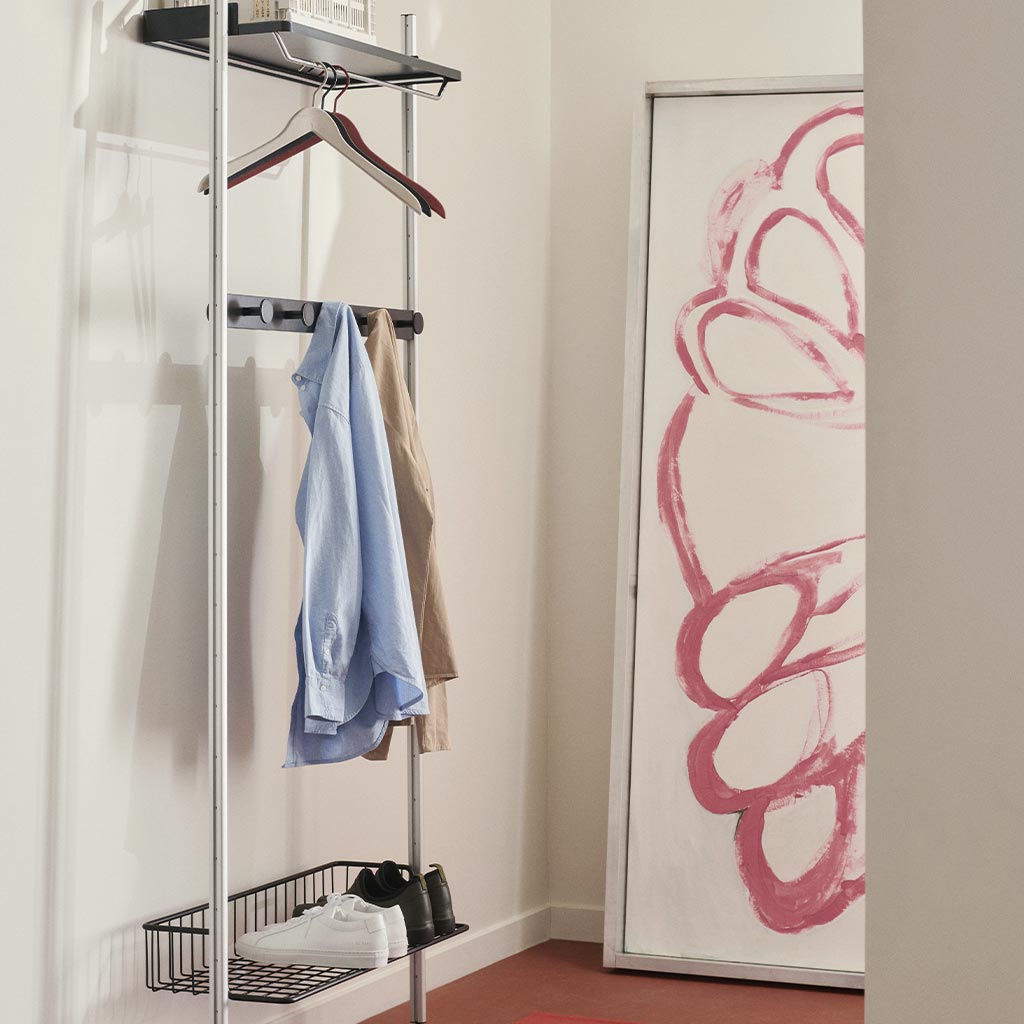 L'étagère fonctionnelle HAY PIER System dans une chambre comme porte manteaux par l'Atelier Kumo