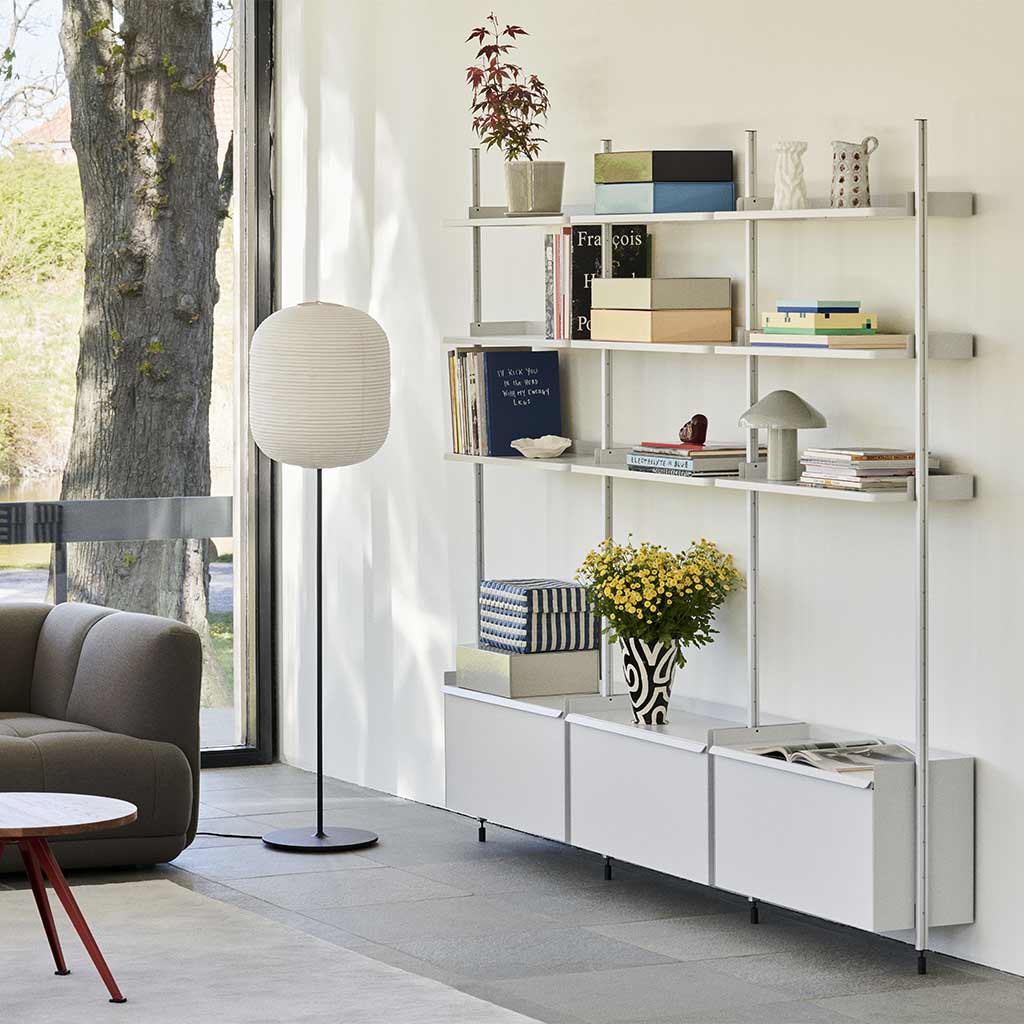 L'étagère HAY PIER system blanc dans un salon par l'Atelier Kumo