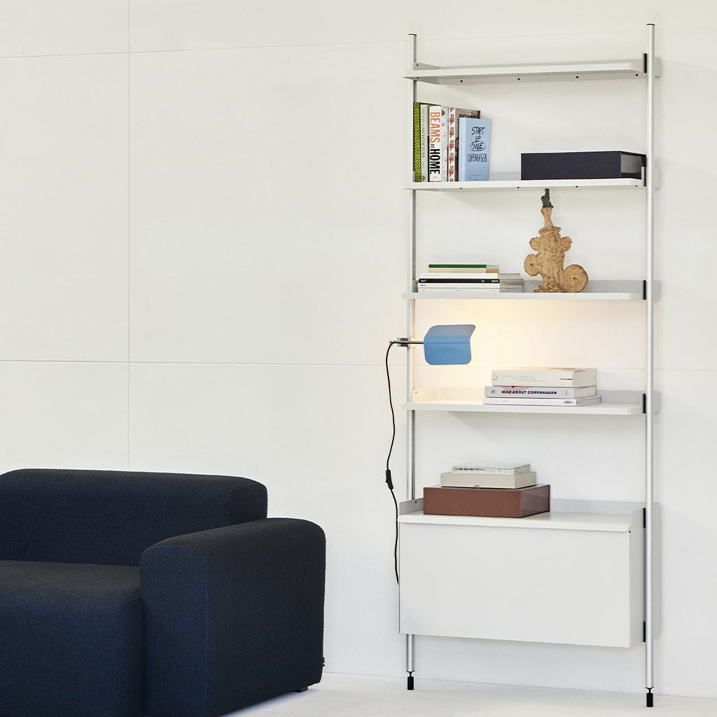 L'étagère fonctionnelle HAY PIER System blanc dans un salon comme deco par l'Atelier Kumo