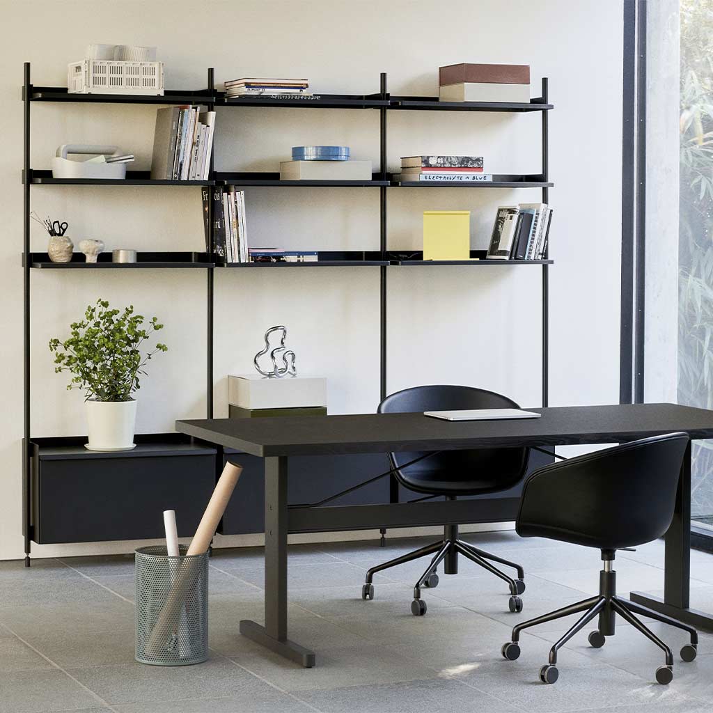 L'étagère fonctionnelle HAY PIER System noir dans un bureau comme meuble rangement par l'Atelier Kumo