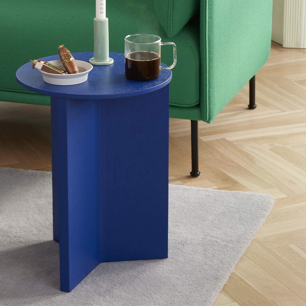 La table d'appoint bleu électrique de l'Atelier Kumo