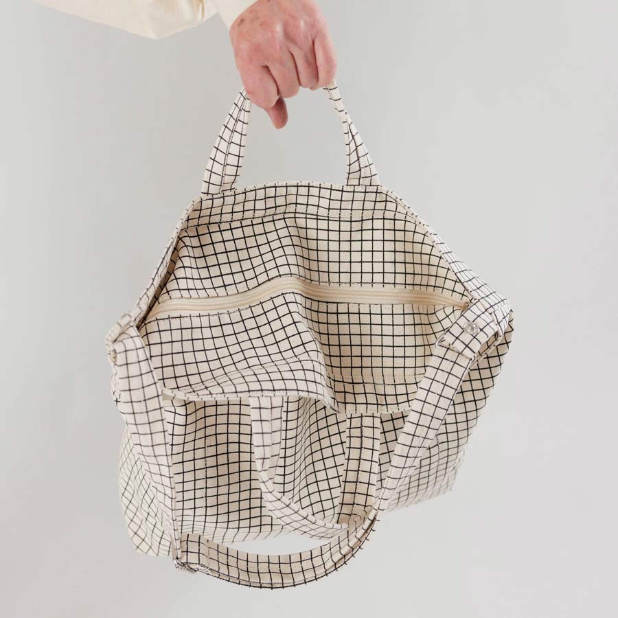Baggu-sac-bandouliere-horizontal-blanc-a-carreaux-accessoire-Atelier-Kumo