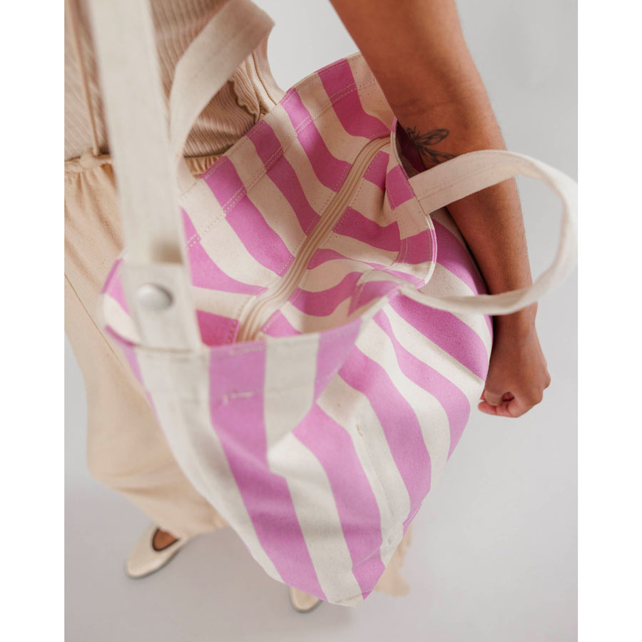 Baggu-sac-bandouliere-horizontal-raye-blanc-rose-accessoire-Atelier-Kumo