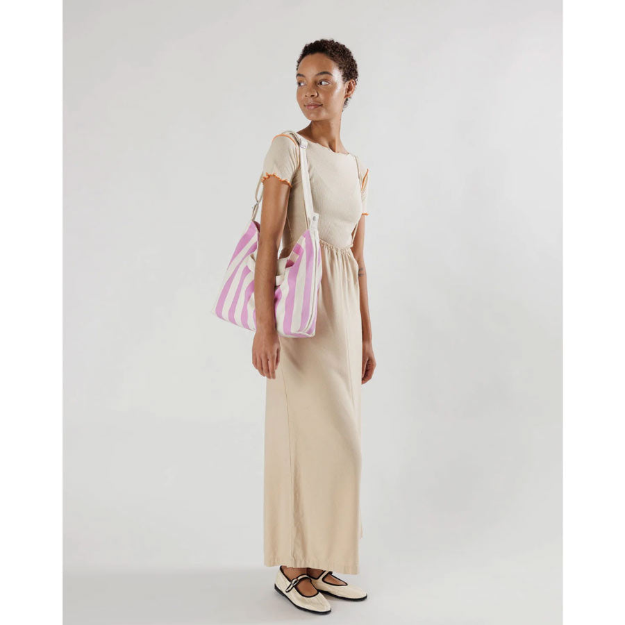 Baggu-sac-bandouliere-horizontal-raye-rose-accessoire-blanc-Atelier-Kumo