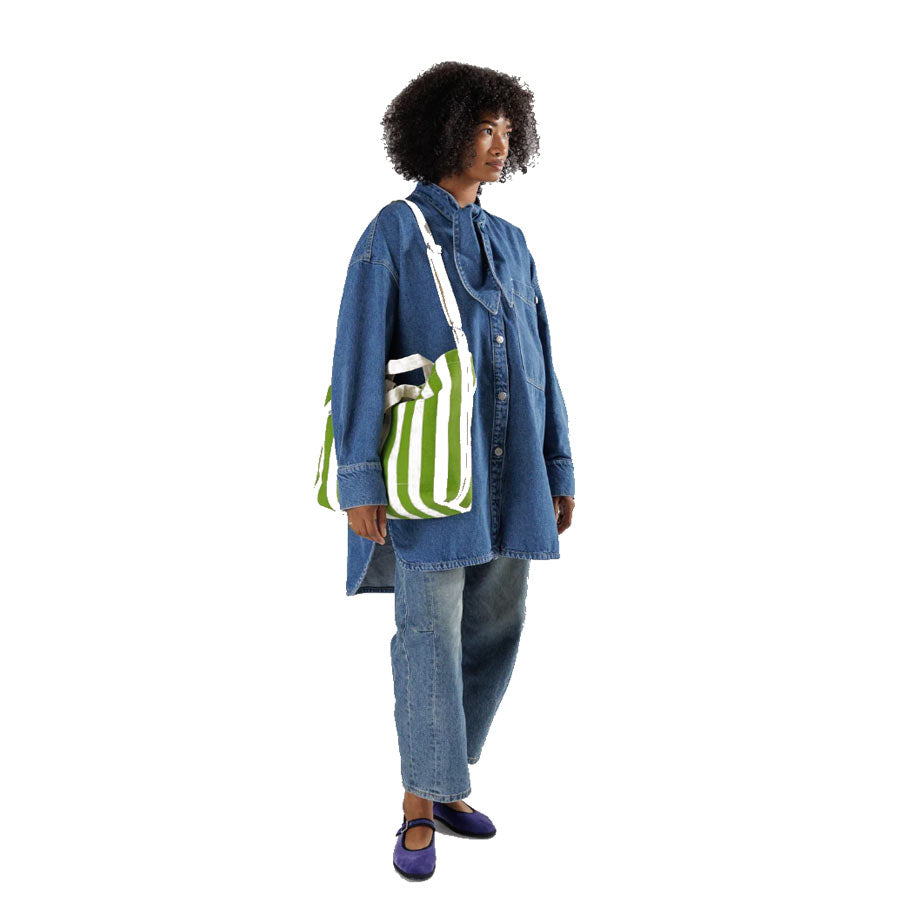 Baggu-sac-bandouliere-horizontal-raye-vert-blanc-femme-Atelier-Kumo
