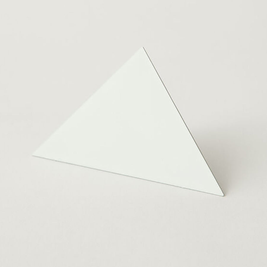 Block-Design-geometrique-clip-triangle-blanc-Atelier-Kumo