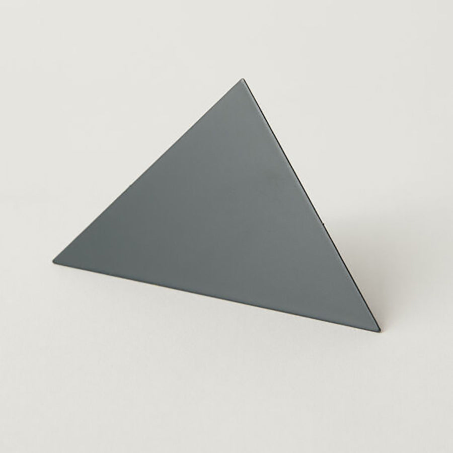 Block-Design-geometrique-clip-triangle-gris-Atelier-Kumo