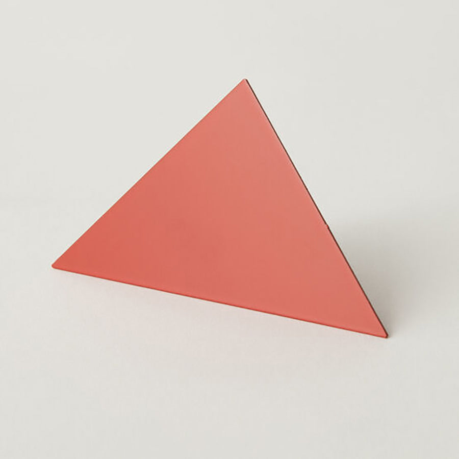 Block-Design-geometrique-clip-triangle-rouge-Atelier-Kumo