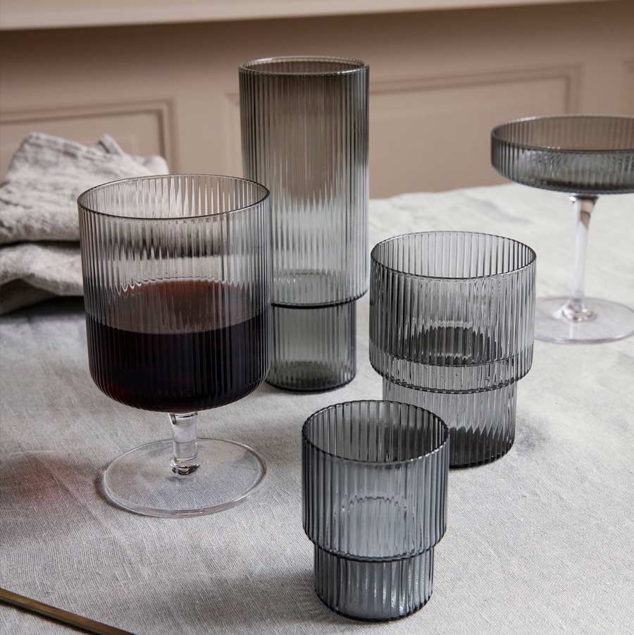 Ferm-Living-verre-a-vin-ripple-glass-gris-fumee-table-Atelier-Kumo