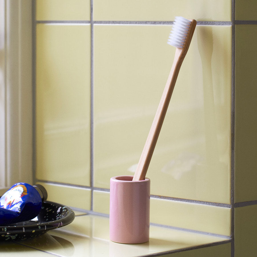 Hay-brosse-a-dents-pot-rose-Atelier-Kumo