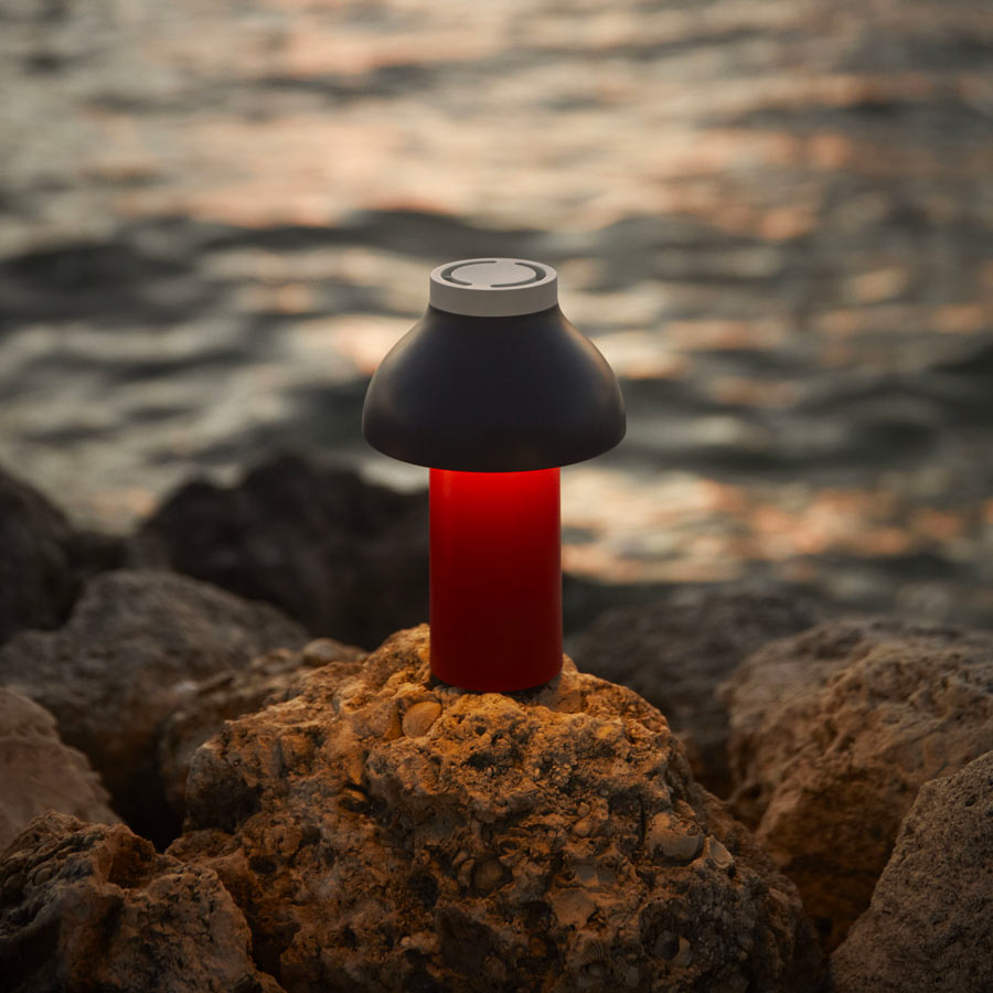 Hay-lampe-pc-portable-rouge-mer-exterieur-Atelier-Kumo