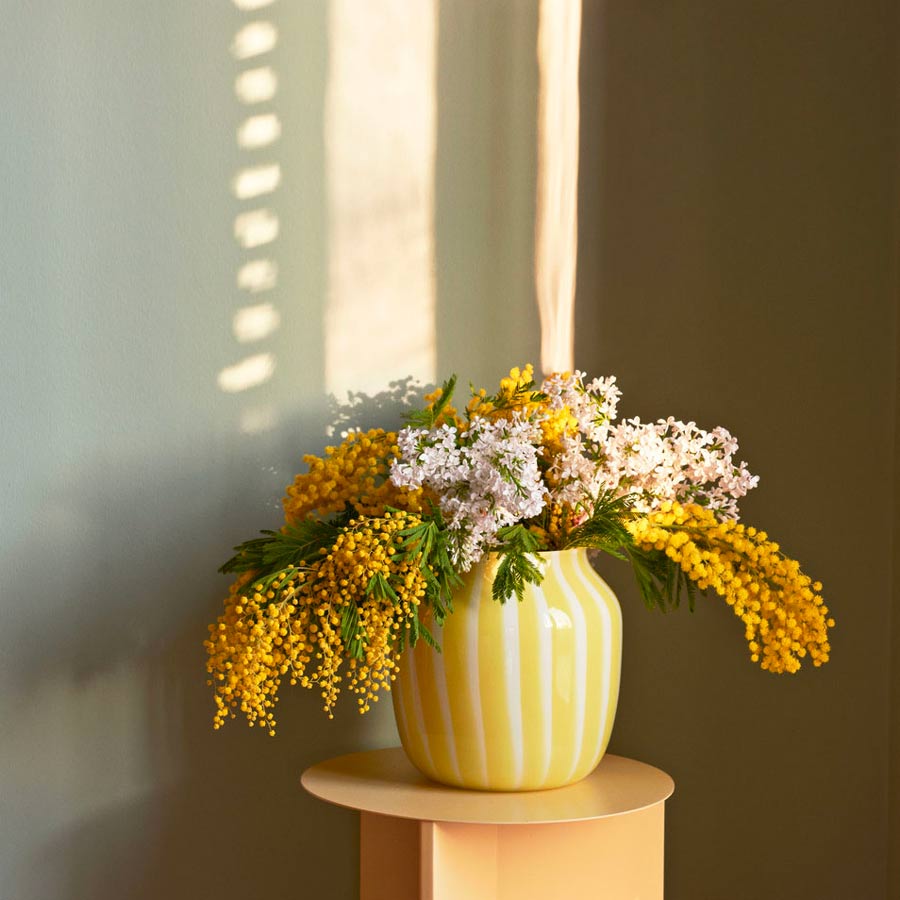 Hay-table-basse-jaune-clair-vase-decoration-Atelier-Kumo
