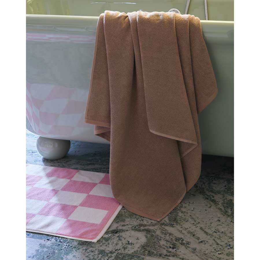 Hay-tapis-de-bain-a-carreaux-rose-design-Atelier-Kumo