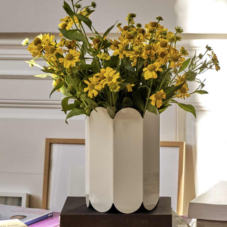 Hay-vase-arc-blanc-bouquet-decoration-Muller-Van-Severen-Atelier-Kumo