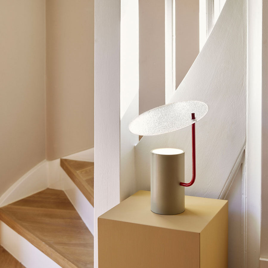 Hubsch-Lampe-de-table-Disc-kaki-et-rouge-interieur-Atelier-Kumo