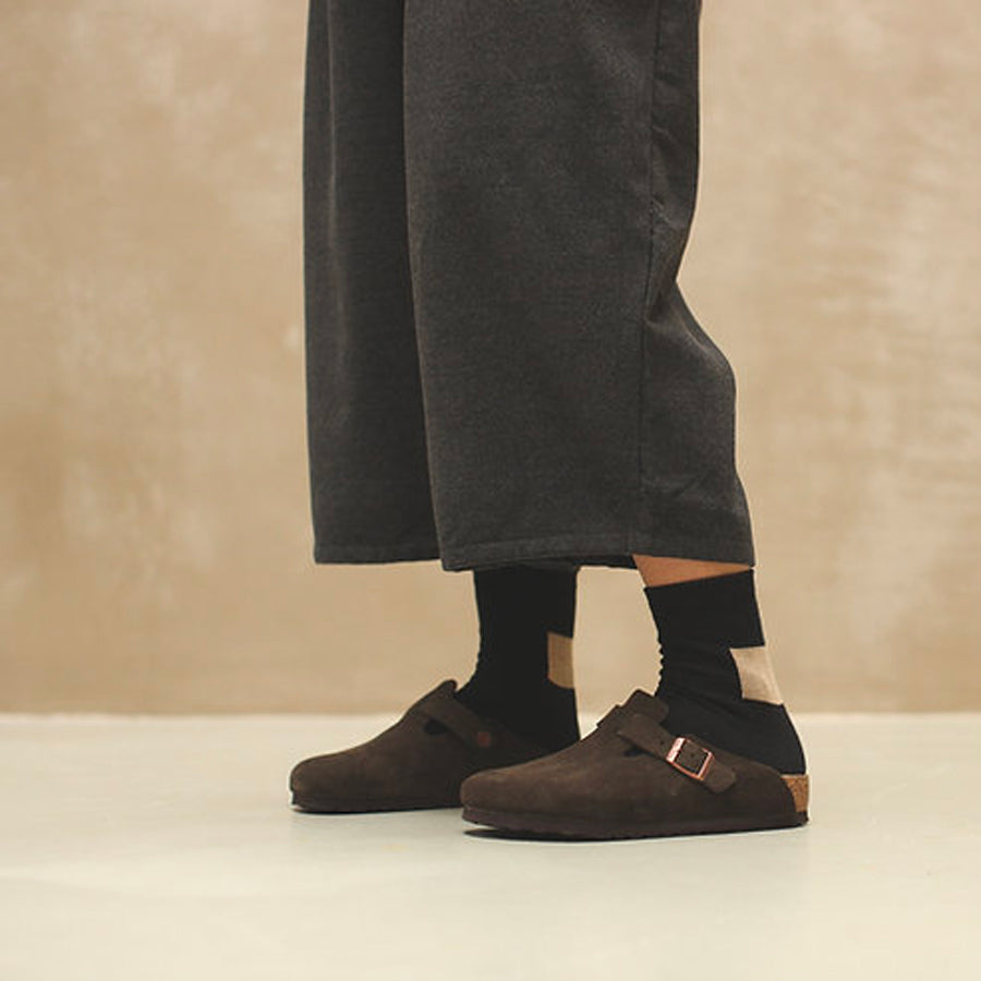 Monk-and-Anna-chaussette-cosy-graphic-noir-femme-Atelier-Kumo