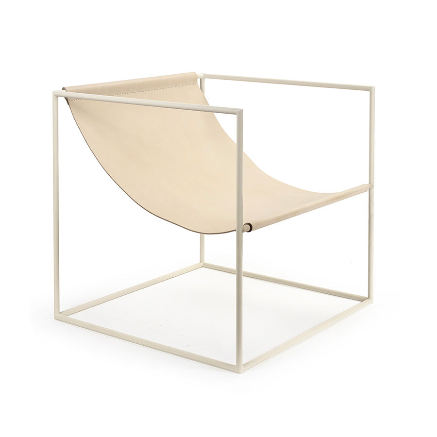 Muller-van-Severen-fauteuil-solo-seat-structure-blanc-creme-assise-cuir-Valerie-Objects-Atelier-Kumo