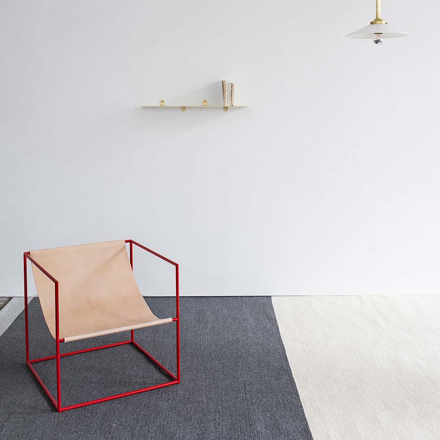 Muller-van-Severen-fauteuil-solo-seat-structure-rouge-ambiance-intérieure-Valerie-Objects-Atelier-Kumo