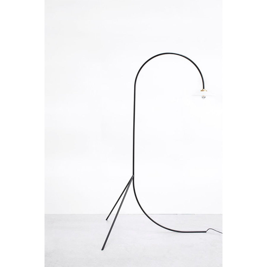 Muller-van-Severen-lampe-standing-lamp-noire-tournée-Valerie-Objects-Atelier-Kumo