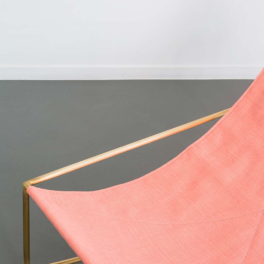 Muller-van-Severen-rocking-chair-structure-laiton-assise-tissu-rose-détail-Valerie-Objects-Atelier-Kumo