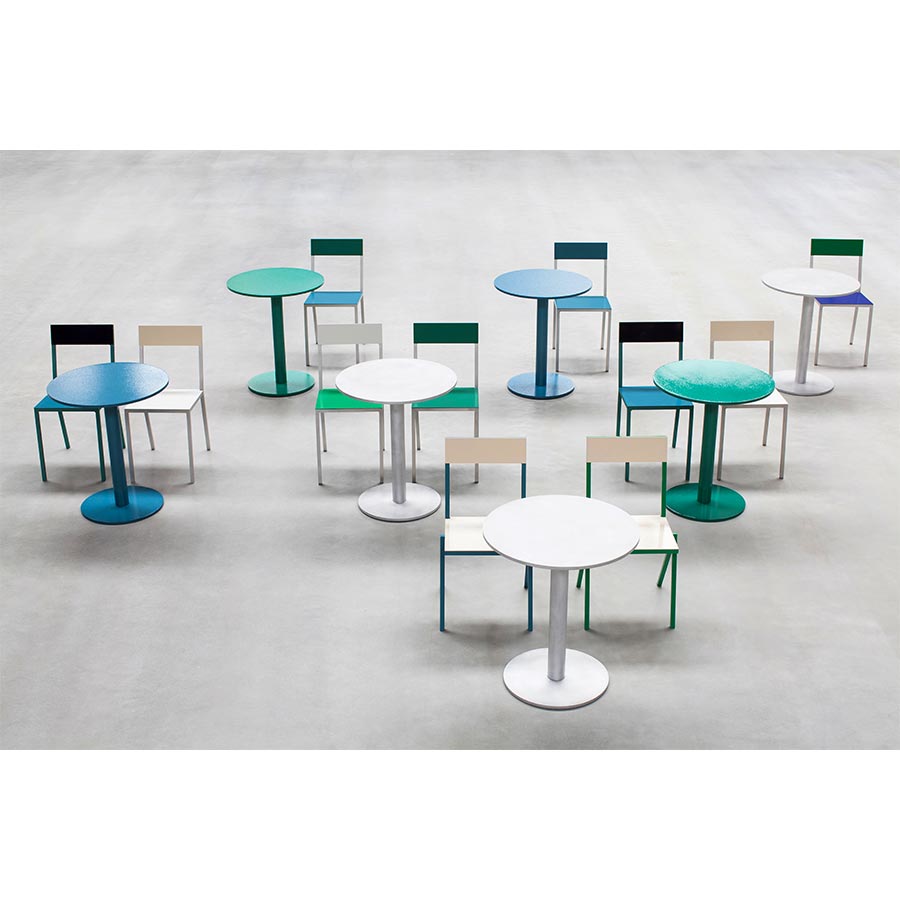 Muller-van-Severen-table-bistrot-aluminium-gamme-bleu-métallique-chaise-alu-Valerie-Objects-Atelier-Kumo