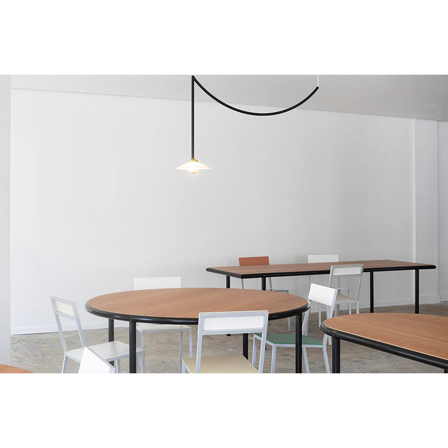 Muller-van-Severen-table-bois-ambiance-structure-noire-cerisier-Valerie-Objects-Atelier-Kumo